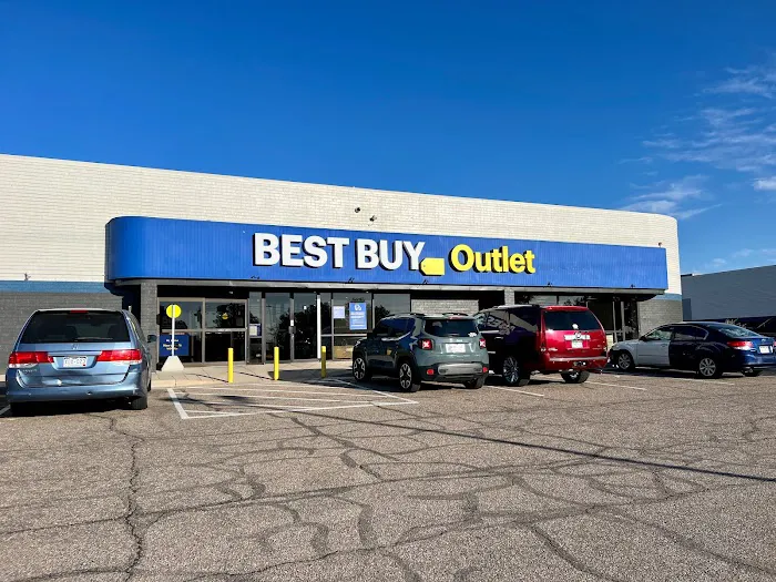 Best Buy Outlet - Aurora 4