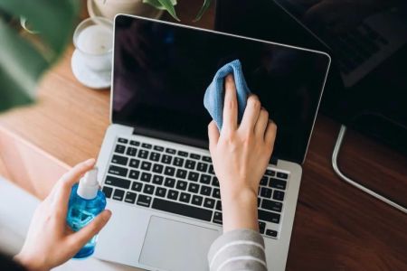How to Clean Your Laptop Properly – Tips From Experts